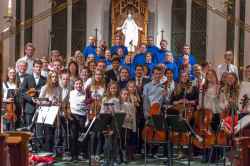 Lekebergs Sinfonietta och körsångare som deltog i adventskonserten i Hidinge nya kyrka november 2016 - klicka för att förstora