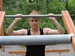 Evelina Eriksson fr�n Lerum pr�var sin styrka i armh�vning. - klicka f�r att f�rstora