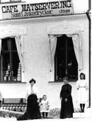 Tidemans hus p� Storgatan 1 med j�rnhandel, caf� och skoaff�r men �ven speceriaff�r under perioder. Revs f�r att bygga �lderdomshemmet i Fjugesta - klicka f�r att f�rstora
