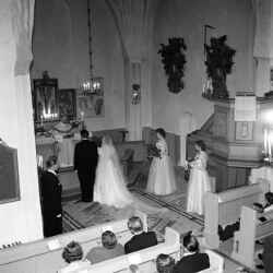 Tage och Ann-Marie Nilsson fr�n Fjugesta inf�r pr�sten vid altaret under deras br�llop i Edsberg kyrka - klicka f�r att f�rstora