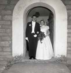 Tage och Ann-Marie Nilsson från Fjugesta i kyrkporten under deras bröllop i Edsberg kyrka - klicka för att förstora