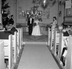 Tage och Ann-Marie Nilsson från Fjugesta vid altaret under deras bröllop i Edsberg kyrka - klicka för att förstora