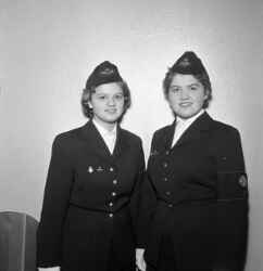 Tv� kvinnor i uniform i samband med invigning av lottor i Kvistbro kyrka - klicka f�r att f�rstora