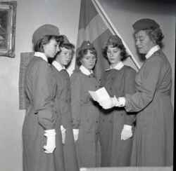 Fem kvinnor i samband med invigning av lottor i Kvistbro kyrka. - klicka för att förstora