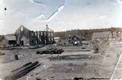 Andersson & Sandströms snickerifabrik i Gropen efter branden 1910. I bakgrunden syns kvarnen till höger och kvarnmästarbostaden till vänster. - klicka för att förstora