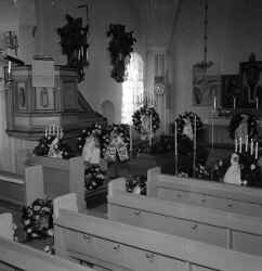 Kistan under Thord Nilssons begravning i Edsberg kyrka - klicka för att förstora