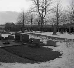 Kistan förs till graven under Thord Nilssons begravning i Edsberg kyrka - klicka för att förstora