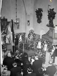 Präst och besökare under Thord Nilssons begravning i Edsberg kyrka - klicka för att förstora