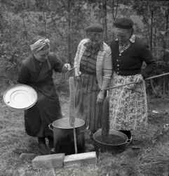 Tre kvinnor vid kokkärl under en kurs i växtfärgning i Kvistbro socken - klicka för att förstora