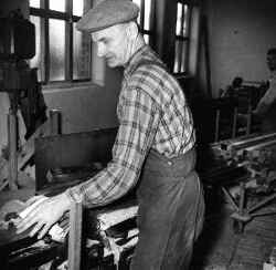 Riktaren Elolf Falk  arbetade vid Rullgardinsfabriken sedan 1913. - klicka för att förstora