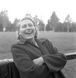 En skrattande kvinna i samband med JUFs distriktsmästerskap i idrott med tre- eller femkamp i Latorp - klicka för att förstora