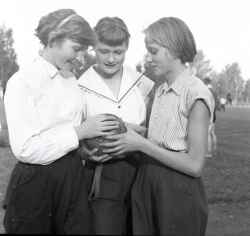 Tre kvinnor med en boll i samband med JUFs distriktsmästerskap i idrott med tre- eller femkamp i Latorp - klicka för att förstora