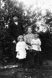 Johan Adolf Svensson med familj. Flickorna heter Astrid och Ingeborg - klicka för att förstora