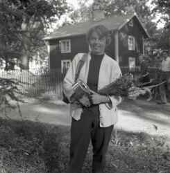 En kvinna med blommor och en kastrull i samband med JUFs distriktsmästerskap i orientering i Östernärke - klicka för att förstora