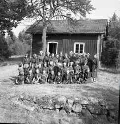 Scouter framf�r liten byggnad i Bj�rstorp i n�rheten av Hallsberg - klicka f�r att f�rstora