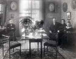 Fyra personer ur familjen Arvid Nilsson i ett vardagsrum - klicka för att förstora