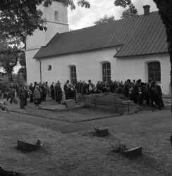 Kistan sänks i graven under begravningen av David Stenström i Fjugesta - klicka för att förstora