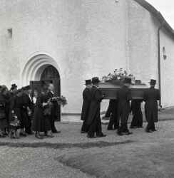 Kistan bärs till graven under begravningen av David Stenström i Fjugesta - klicka för att förstora