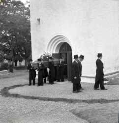 Kistan bärs till graven under begravningen av David Stenström i Fjugesta - klicka för att förstora
