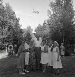 En man och en grupp kvinnor under ett l�ger f�r husm�drar i Vekhyttan - klicka f�r att f�rstora
