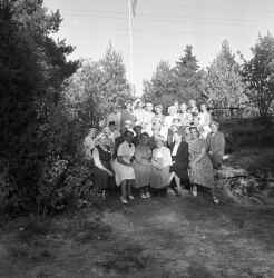 En grupp kvinnor under ett l�ger f�r husm�drar i Vekhyttan - klicka f�r att f�rstora