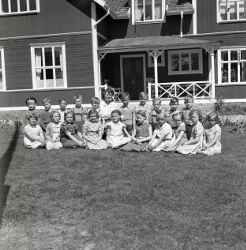 Elever vid Binninge småskola med lärarinnan fru Elsa Norman  - klicka för att förstora