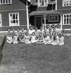 Elever vid Binninge sm�skola med l�rarinnan fru Elsa Norman  - klicka f�r att f�rstora