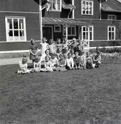 Elever vid Binninge småskola med lärarinnan fru Elsa Norman  - klicka för att förstora