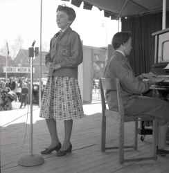 Tv kvinnor som sjunger och spelar piano under en trolig utstllning vid Idrottshuset i rebro - klicka fr att frstora