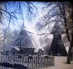 Kvistbro kyrka och kyrkogård i snö. - klicka för att förstora