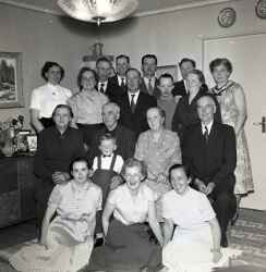 En grupp människor i samband med att fru Olsson i Ekhult fyller 75 år - klicka för att förstora