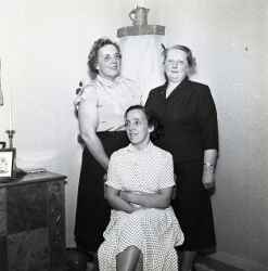 Tre kvinnor i samband med att Fru Olsson i Ekhult fyller 75 år - klicka för att förstora