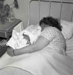 Inga eller Lisa Andersson med nyfött barn på BB i Fjugesta - klicka för att förstora