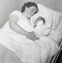 Inga eller Lisa Andersson med nyfött barn på BB i Fjugesta - klicka för att förstora
