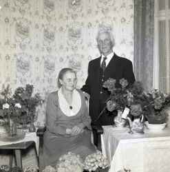 Helmfrid Larsson i Vekhyttan med hustru under hans 70-årsdag - klicka för att förstora
