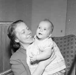 Rudolf Krantzs hustru och dotter i Skärlingstorp - klicka för att förstora