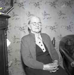 Fr�ken Hilma Larsson i Sl�storp fyller 80 �r - klicka f�r att f�rstora