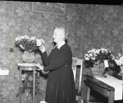 Fröken Hilma Larsson i Slästorp fyller 80 år - klicka för att förstora