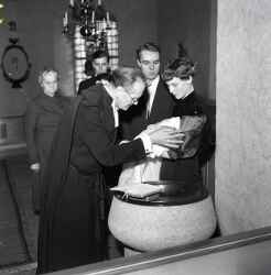 Hans Erik och Inger Rickardsson i Fjugestas barn d�ps i Knista kyrka - klicka f�r att f�rstora
