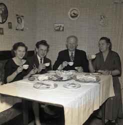 Ernst Sirsj� med barn och hustru under sin 50-�rsdag - klicka f�r att f�rstora