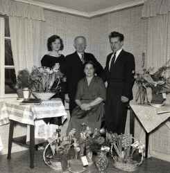 Ernst Sirsjö med barn och hustru under sin 50-årsdag - klicka för att förstora