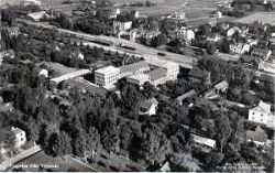 Flygfoto �ver Fjugesta. �verst syns Storgatan och j�rnv�gen med Klaessons m�belfarbik mitt i bild. - klicka f�r att f�rstora