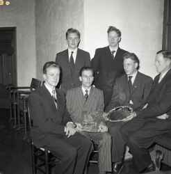 Sex män från 4H eller JUF med brickor i samband ett möte med Hushållningssällskapet på Örebro slott - klicka för att förstora