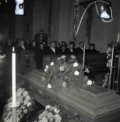 Kistan under Rune Nords begravning i Vintrosa kyrka - klicka för att förstora