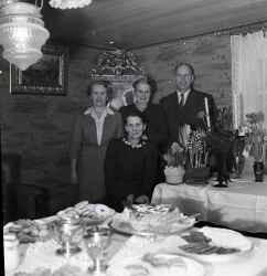Enis Enkvist, Elisabet Johansson och Gunnar Sj�gren st�r bakom Elsa Sj�gren under hennes 60-�rsdag - klicka f�r att f�rstora