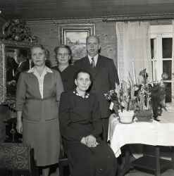 Enis Enkvist, Elisabet Johansson och Gunnar Sj�gren st�r bakom Elsa Sj�gren under hennes 60-�rsdag - klicka f�r att f�rstora