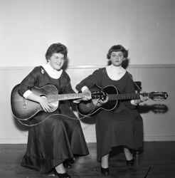 Tv� kvinnor med gitarr i samband med prisutdelning i Kvistbro JUF  - klicka f�r att f�rstora