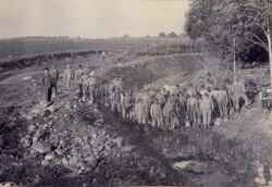 Ett arbetslag rensar upp i b�cken mellan Boo och Fjugesta omkring 1899. L�ngst till v�nster st�r kronol�nsman Malcolm Kjellman och som nummer tre fr�n v�nster st�r han son Axel Kjellman kronoarrendator p� Boo - klicka f�r att f�rstora