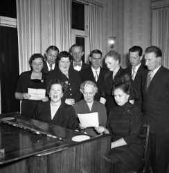 Klassfest med sång till piano för eleverna i årskursen 1923-24 i Landslagens skola i Kvistbro. Kvinnan i mitten vid pianot är läraren Olga Johansson/Ahlberg och till vänster om henne sitter Ragnhild Hagberg/Andersson. Stående från höger till vänster är Einar Nilsson, okänd, okänd, Sven Larsson och Sven-Axel Larsson. - klicka f�r att f�rstora
