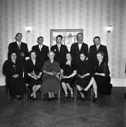 Gruppbild under klassfest f�r eleverna i �rskursen 1923-24 i Landslagens skola i Kvistbro. Andra fr�n v�nster i fr�mre raden �r Ragnhild Hagberg/Andersson och d�refter sitter l�raren Olga Johansson/Ahlberg. I bakre raden st�r Sven Larsson som andre man fr�n v�nster, Sven-Axel Larsson som nummer fyra och Einar Nilsson l�ngst till h�ger. - klicka f�r att f�rstora